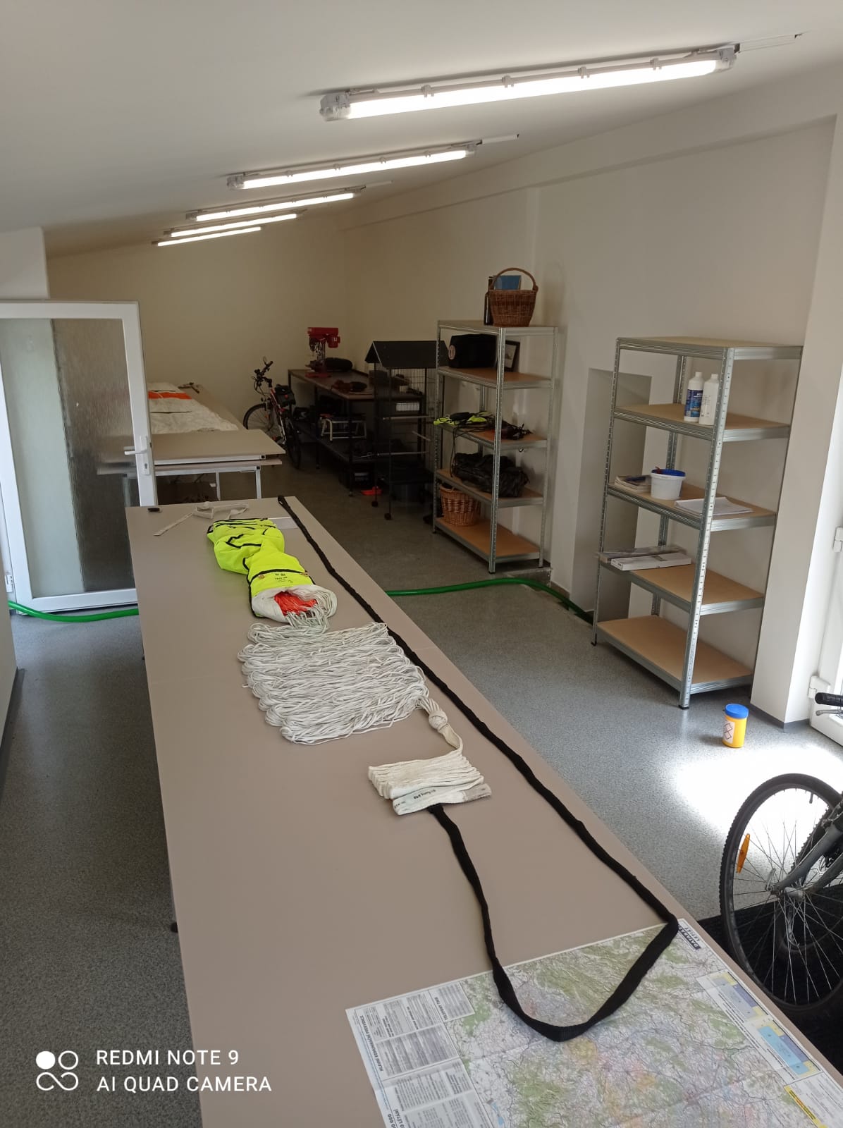 Atelier de révision avec parachute USH déployé sur table